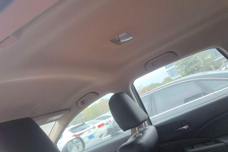 Used Honda CR-V 2015 2.0L two-wheel drive urban version
