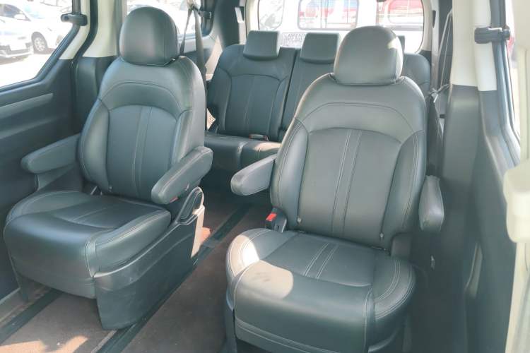 Used SAIC MAXUS G10 2021 2.0T Manual Elite Edition Diesel 7-Seater
