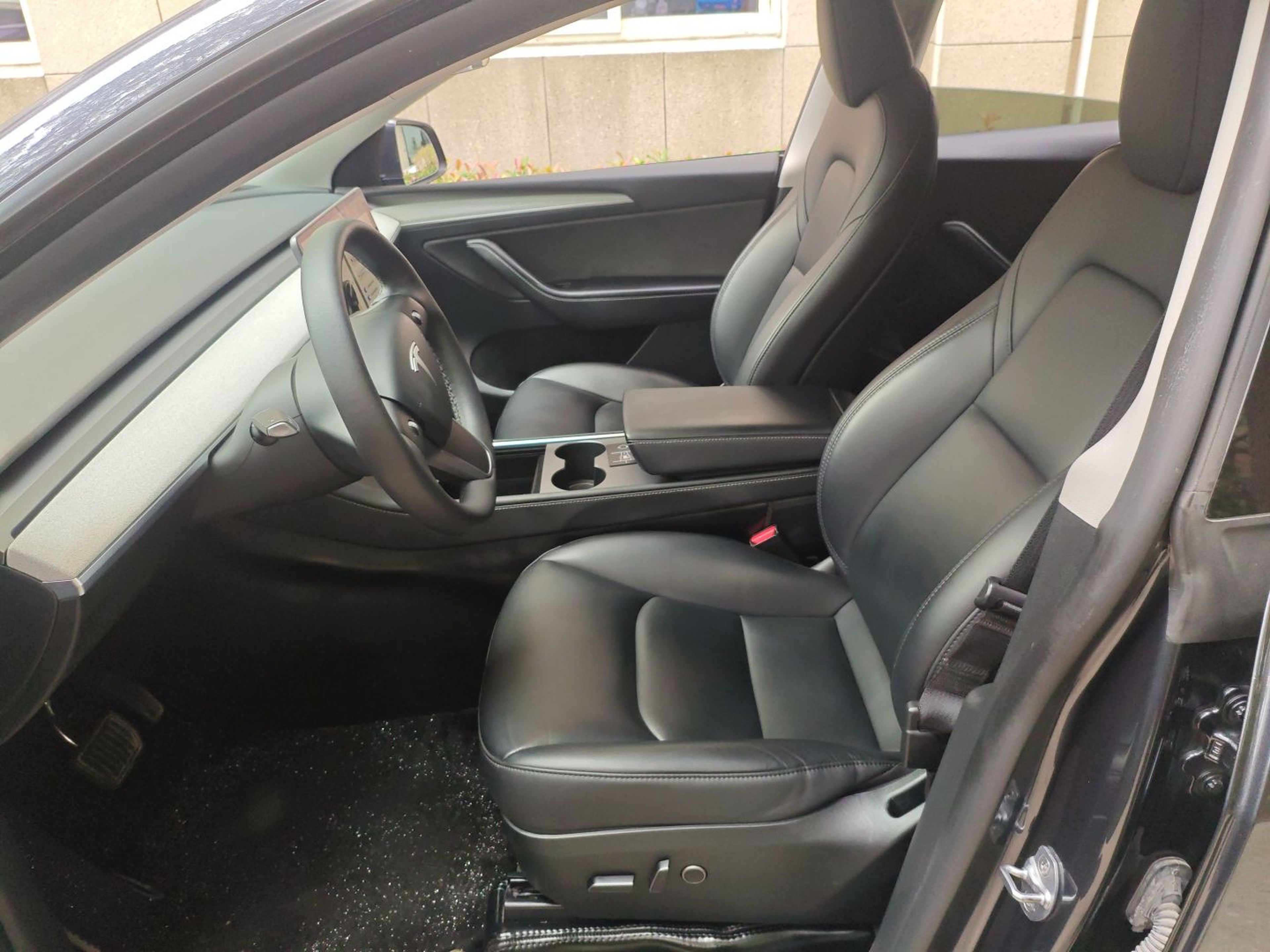 Переднее сиденье в автомобиле