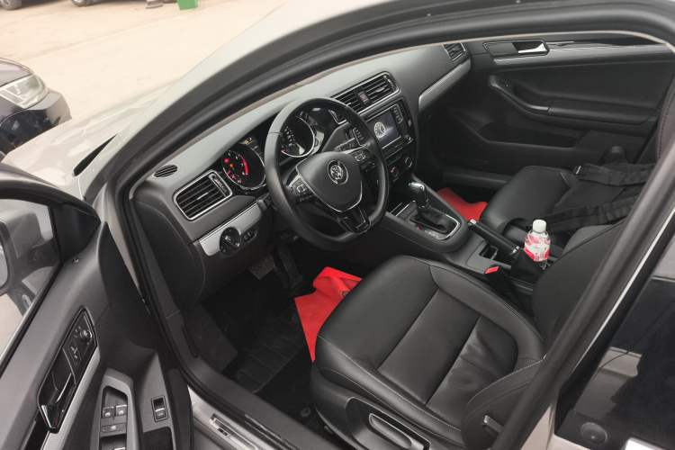 Used Volkswagen Sagitar 2017 230TSI Automatic Comfort Version
