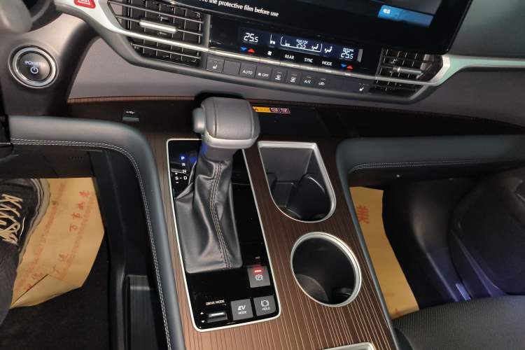 Used Toyota Granvia 2024 2.5L Hybrid Prestige PLUS Four-Wheel Drive Version