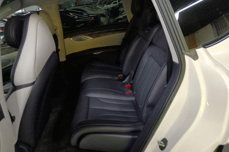 Used  LS7 2023 100kWh Lux All-Wheel-Drive Version
