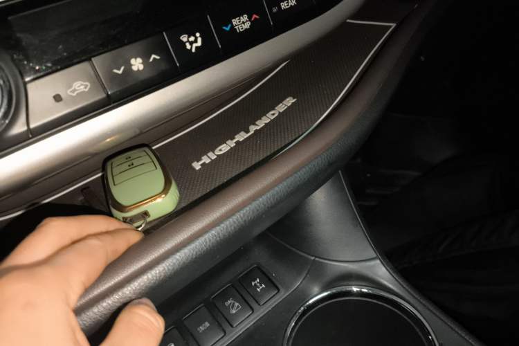 Used Toyota Highlander 2018 2.0T Four-Wheel Drive Luxury Version 7 Seats China VI Standard
