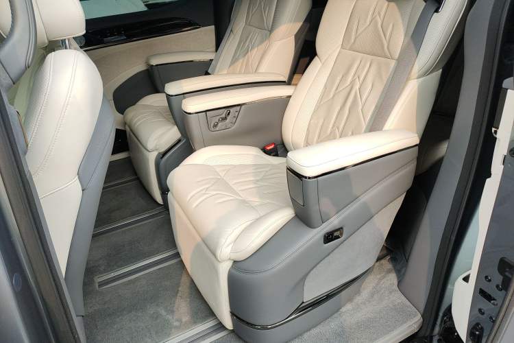 Used Zeekr 009 2024 7-Seater Walk-Through Version Four-Wheel Drive 108 kWh