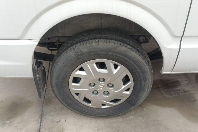 Used SAIC MAXUS Xintu V80 2023 2.0T Manual Classic Aoyuntong Short Wheelbase Mid-Roof 5/6-Seater
