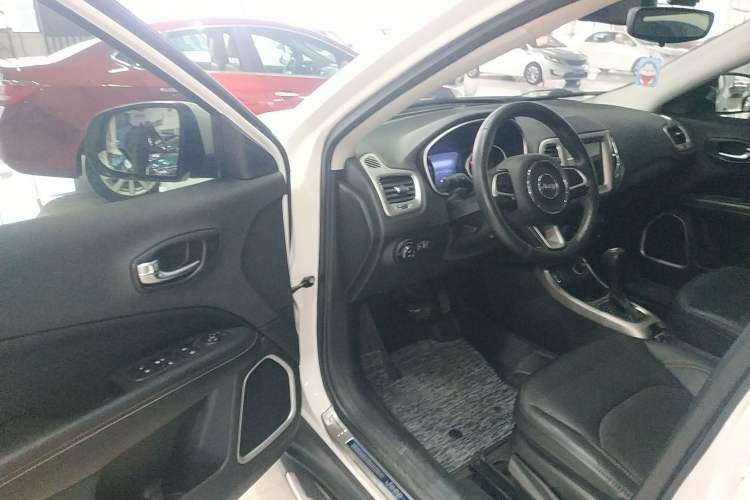 Used  Compass 2017 200T Automatic Family Edition
