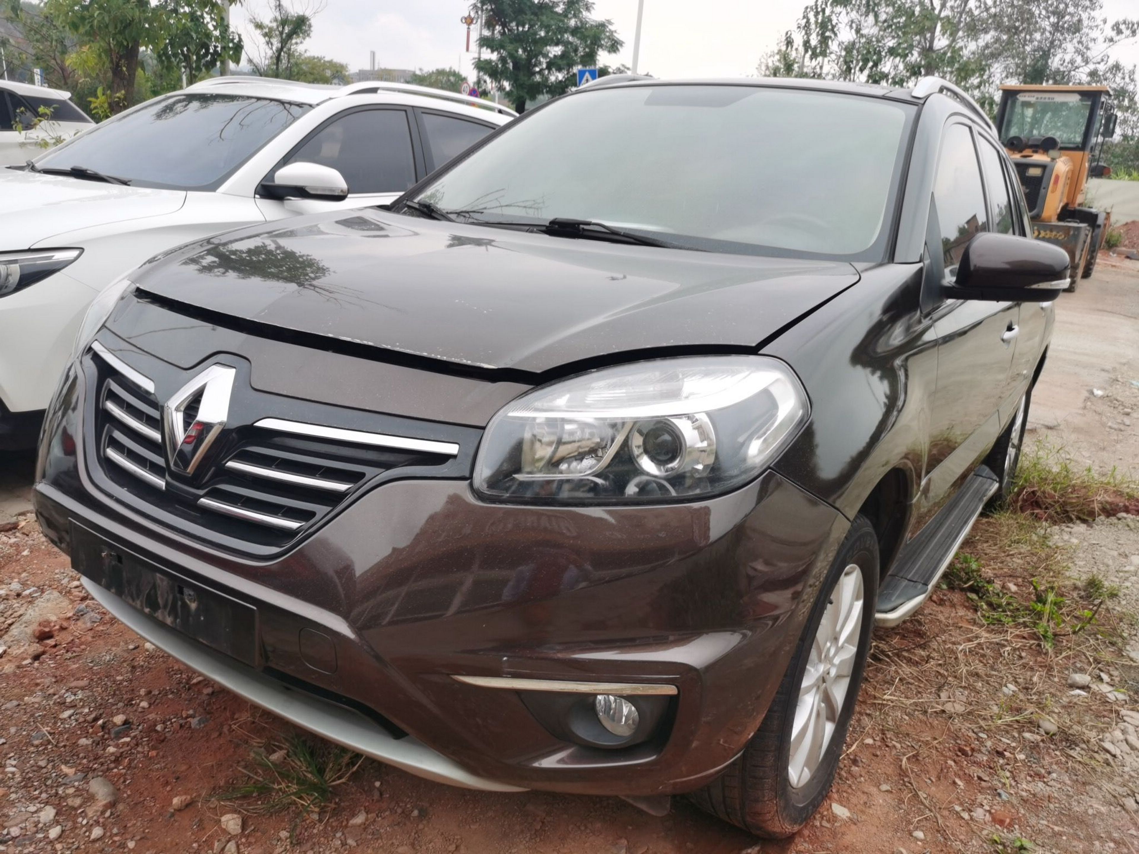 Под передней частью автомобиля