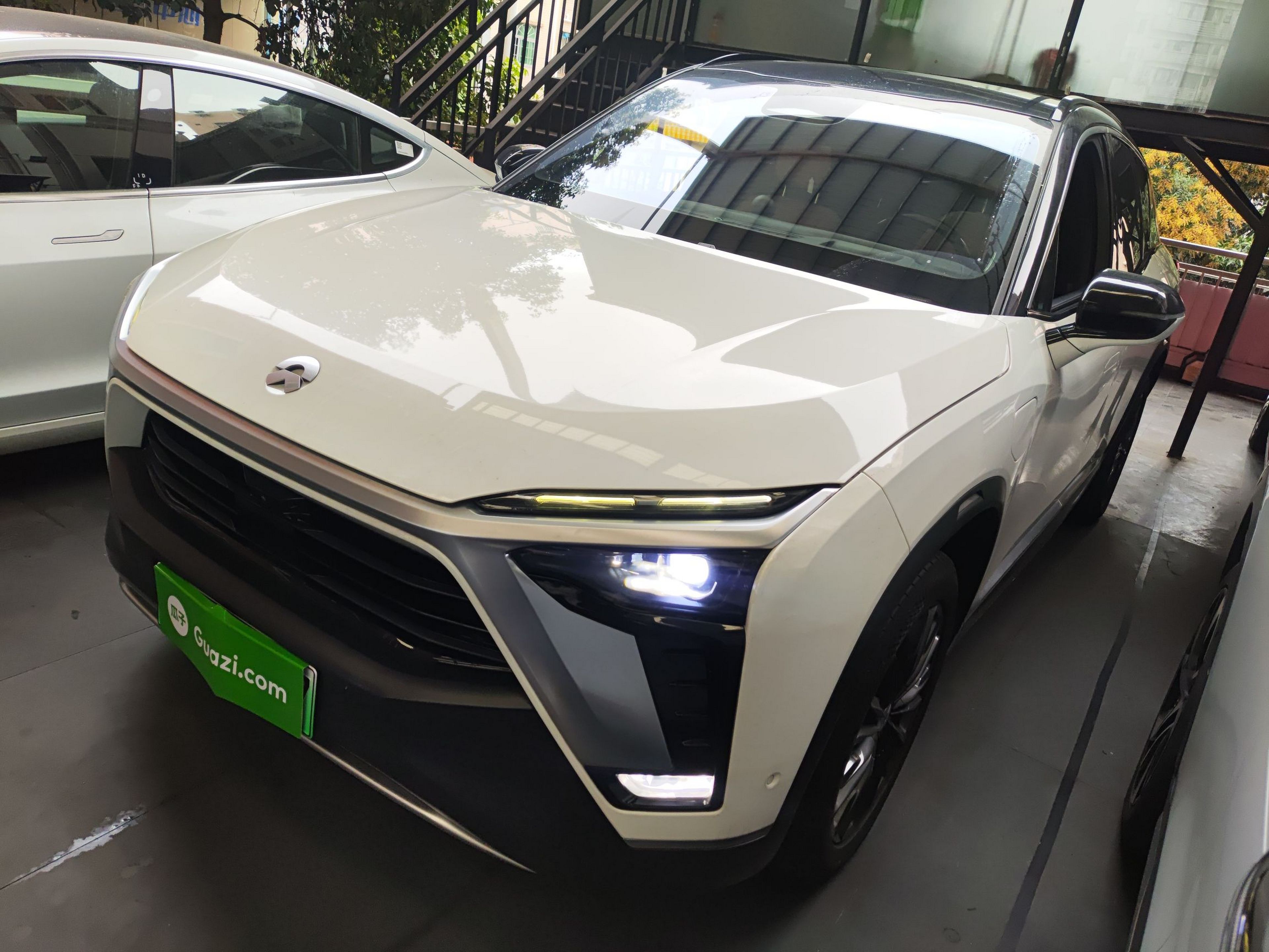 Под передней частью автомобиля