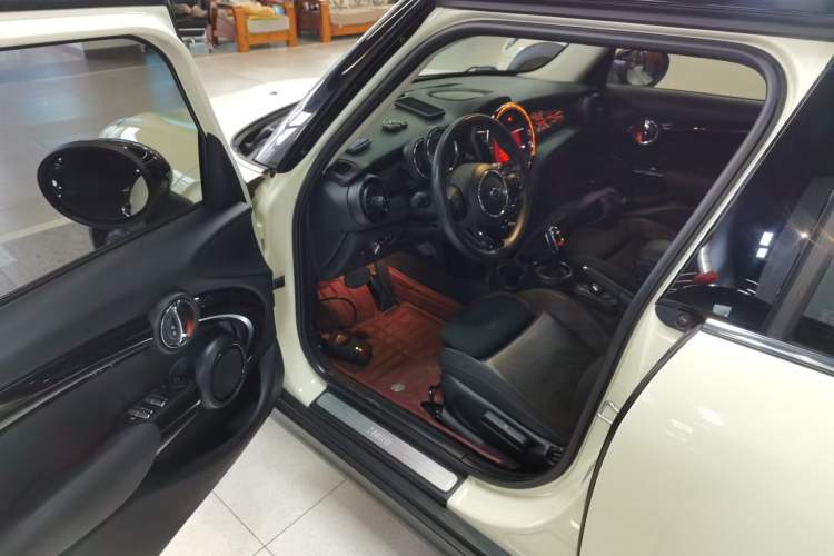 Used MINI MINI 2018 1.5T COOPER Classic Edition Five-Door Version
