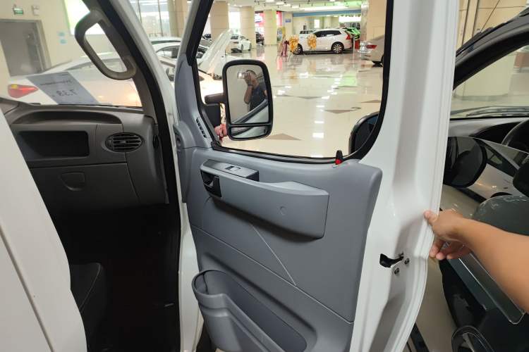 Used SAIC MAXUS Xintu V80 2023 2.0T Manual Classic Aoyuntong Short Wheelbase Mid-Roof 5/6-Seater
