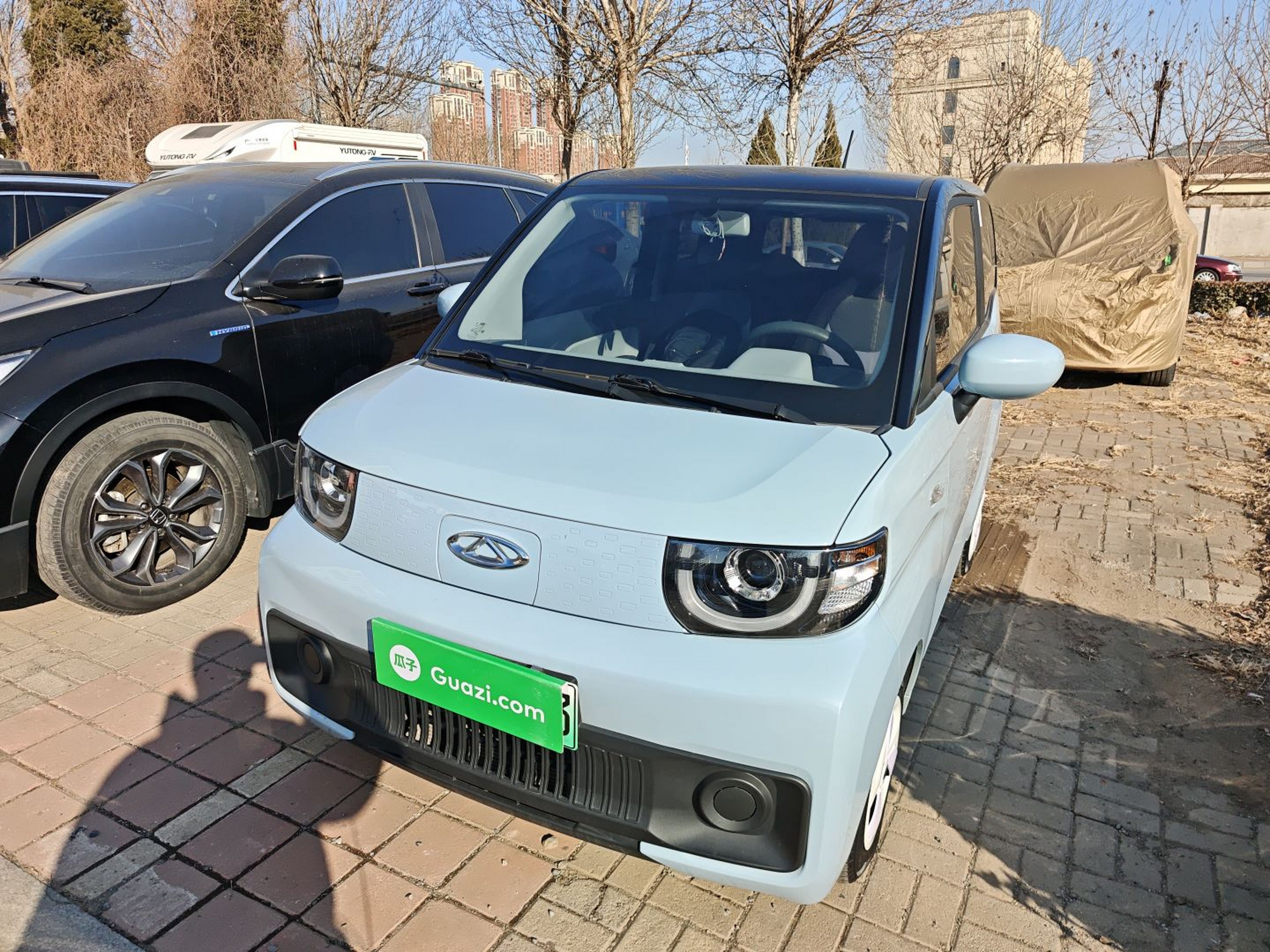 Под передней частью автомобиля