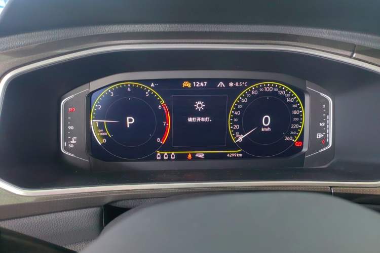 Used Volkswagen T-ROC 2024 300TSI DSG Two-Wheel-Drive Chen Guang Edition
