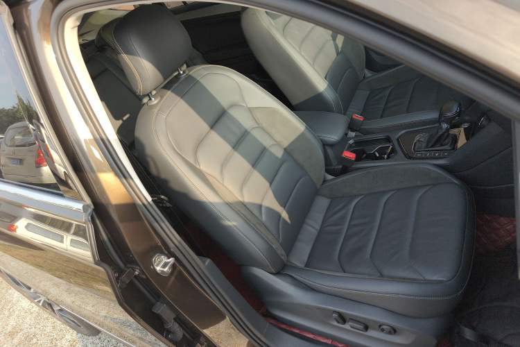 Used Volkswagen Tiguan L 2019 Revised 330TSI Automatic Two-Wheel Drive Smart & Luxury Edition China VI Standard