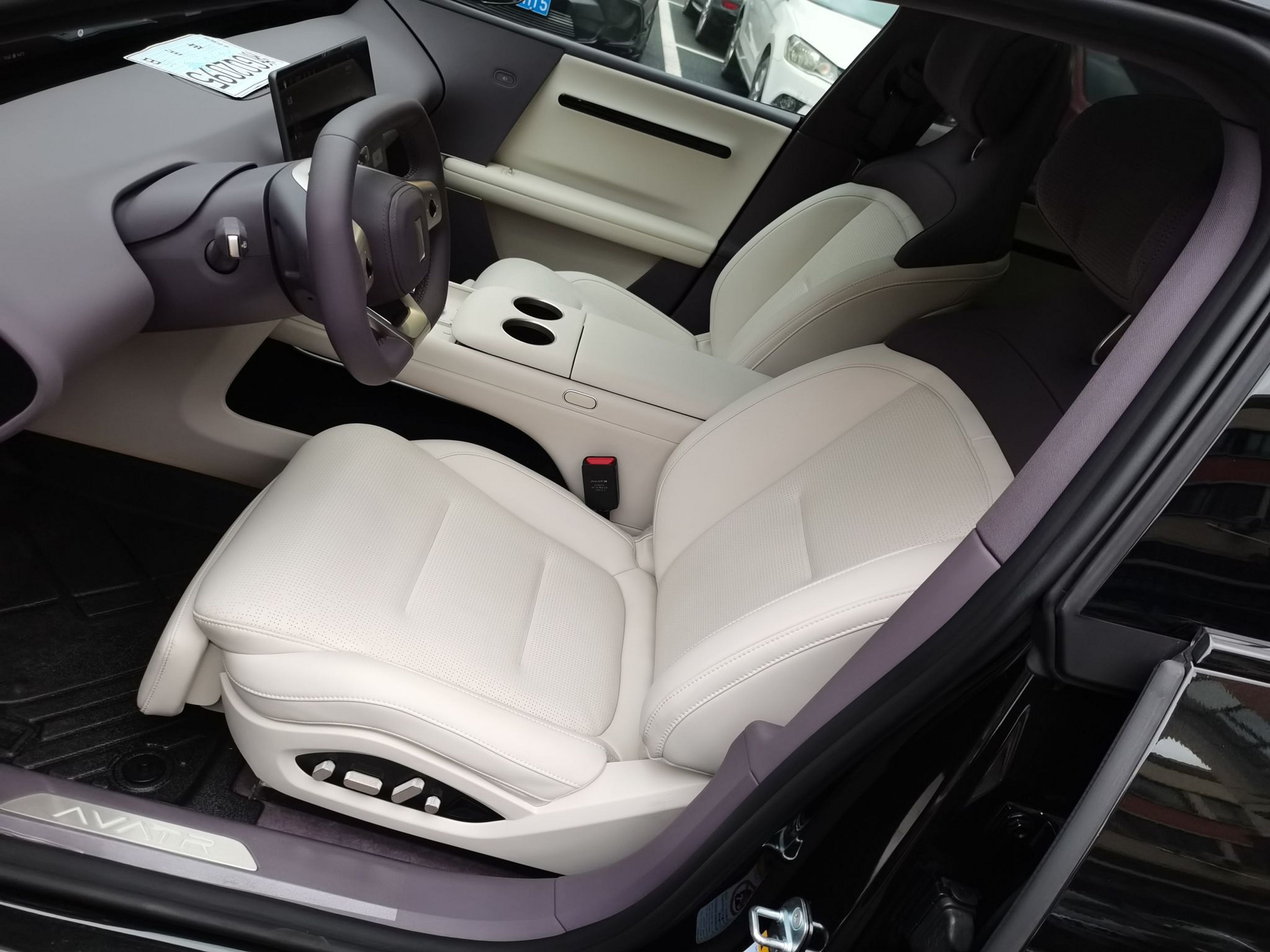 المقاعد الأمامية داخل السيارة