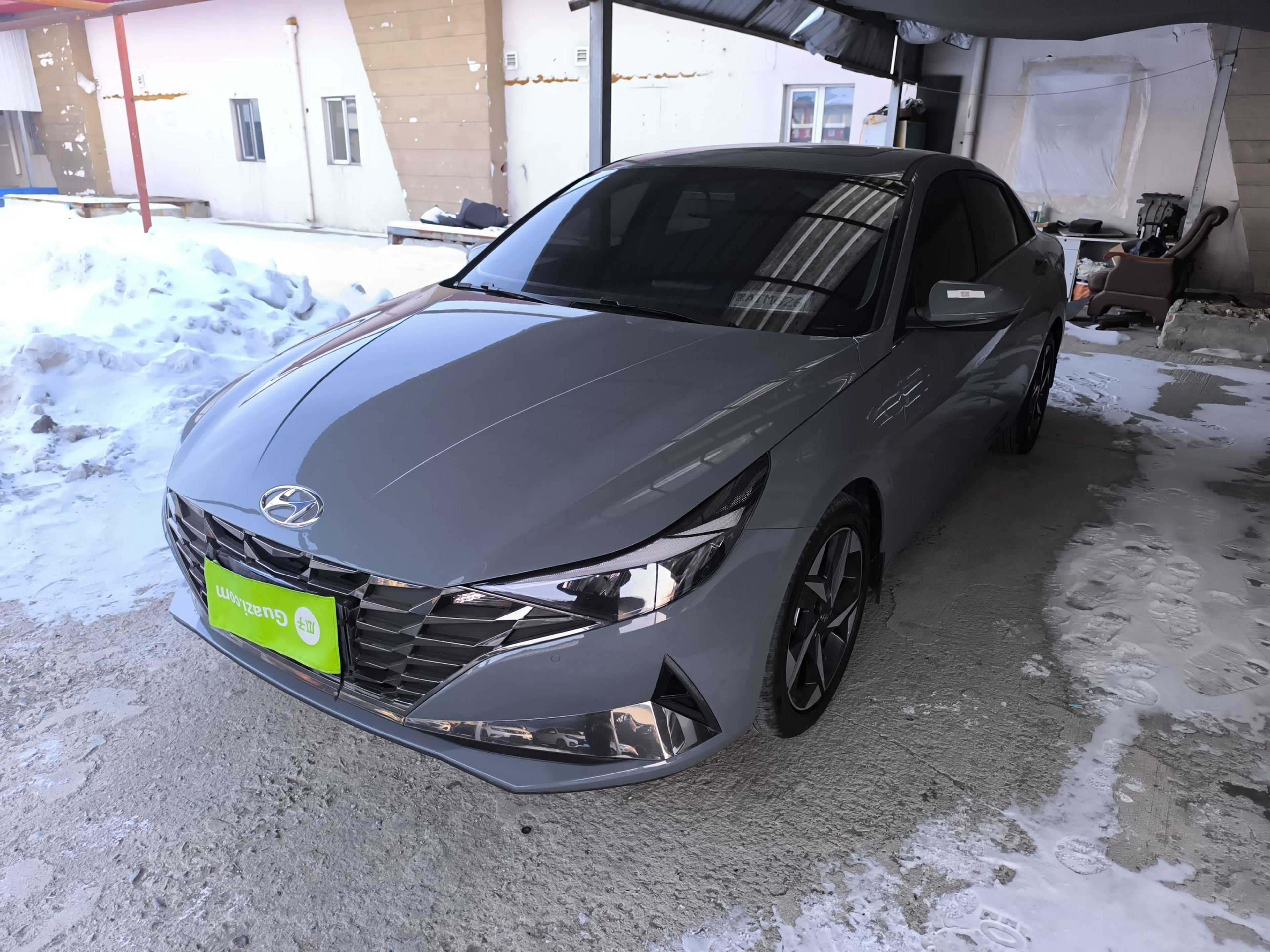 Под передней частью автомобиля