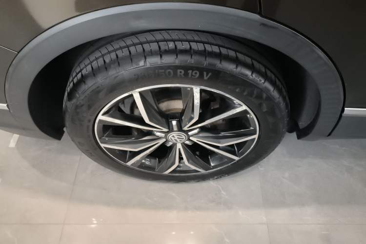 Used Volkswagen Tiguan L 2019 330TSI Automatic Two-Wheel Drive Smart Luxury Version China V Emission Standard
