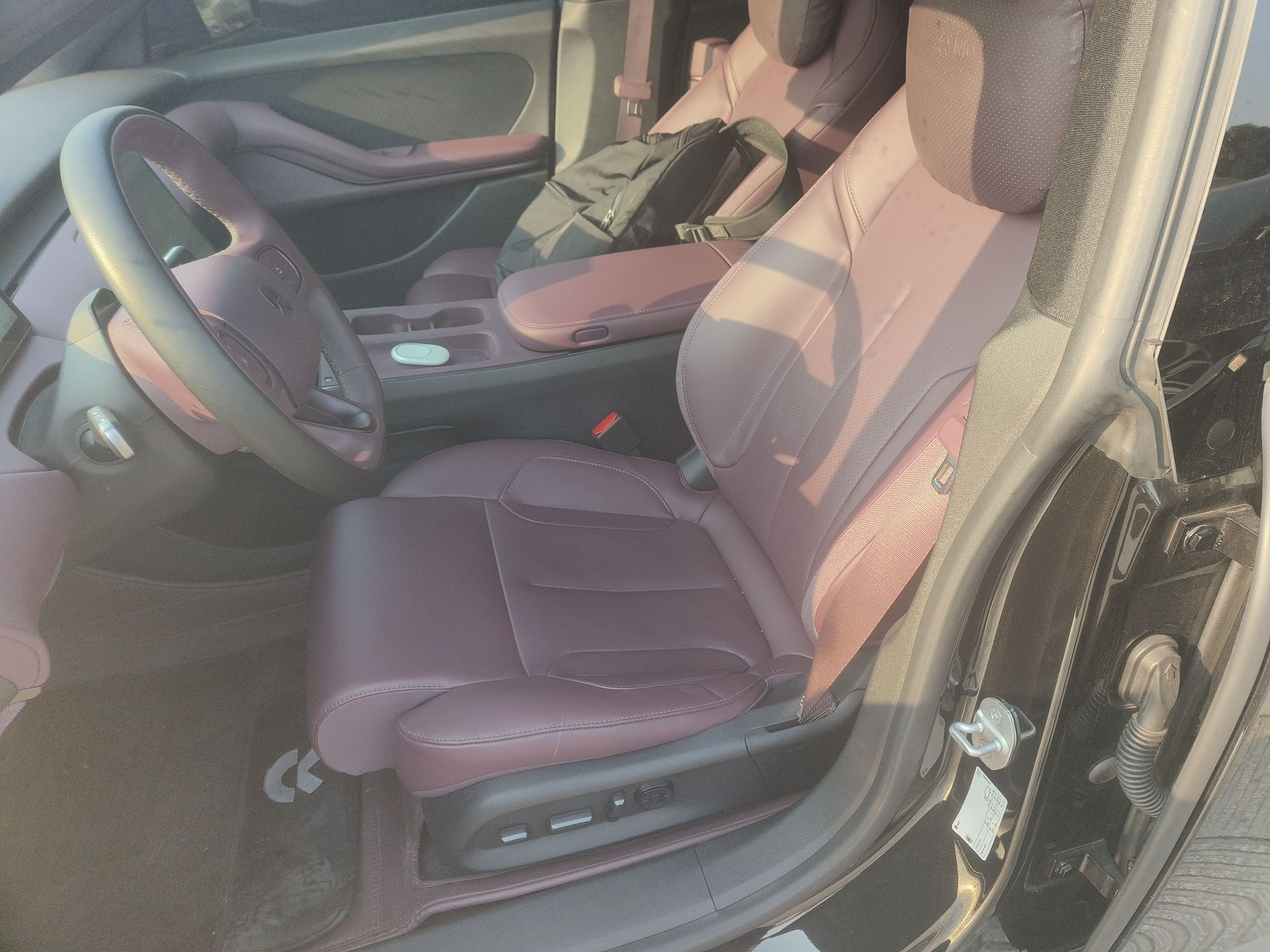 المقاعد الأمامية داخل السيارة