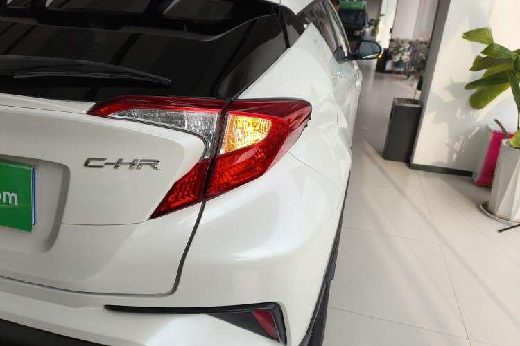 Used Toyota C-HR 2018 2.0L Leading with Sunroof China VI Standard
