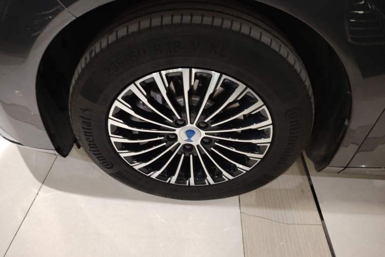 Used Denza D9 2025 DM-i Intelligent Drive 1020 Four-Wheel Drive Flagship Model