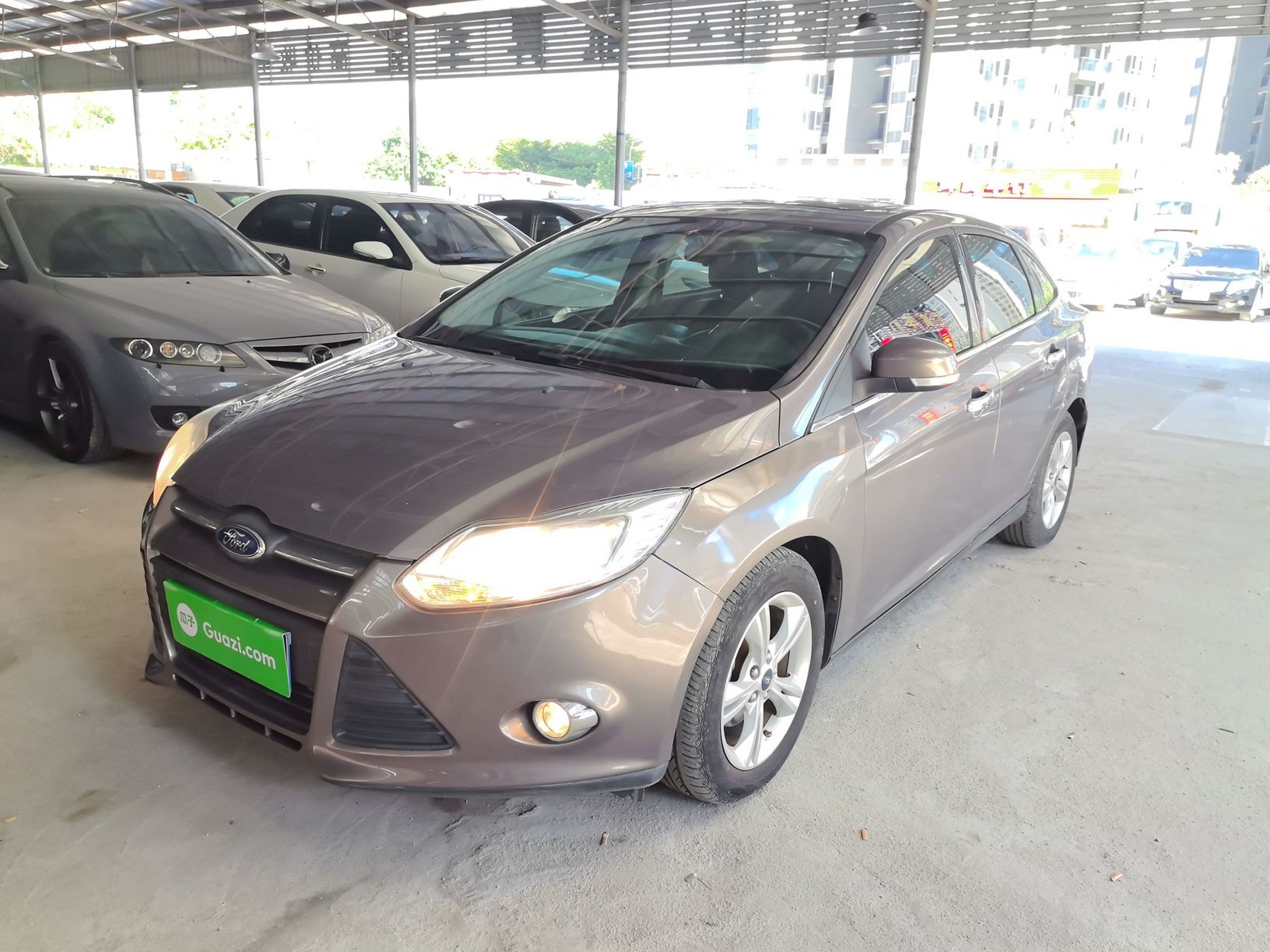 Под передней частью автомобиля