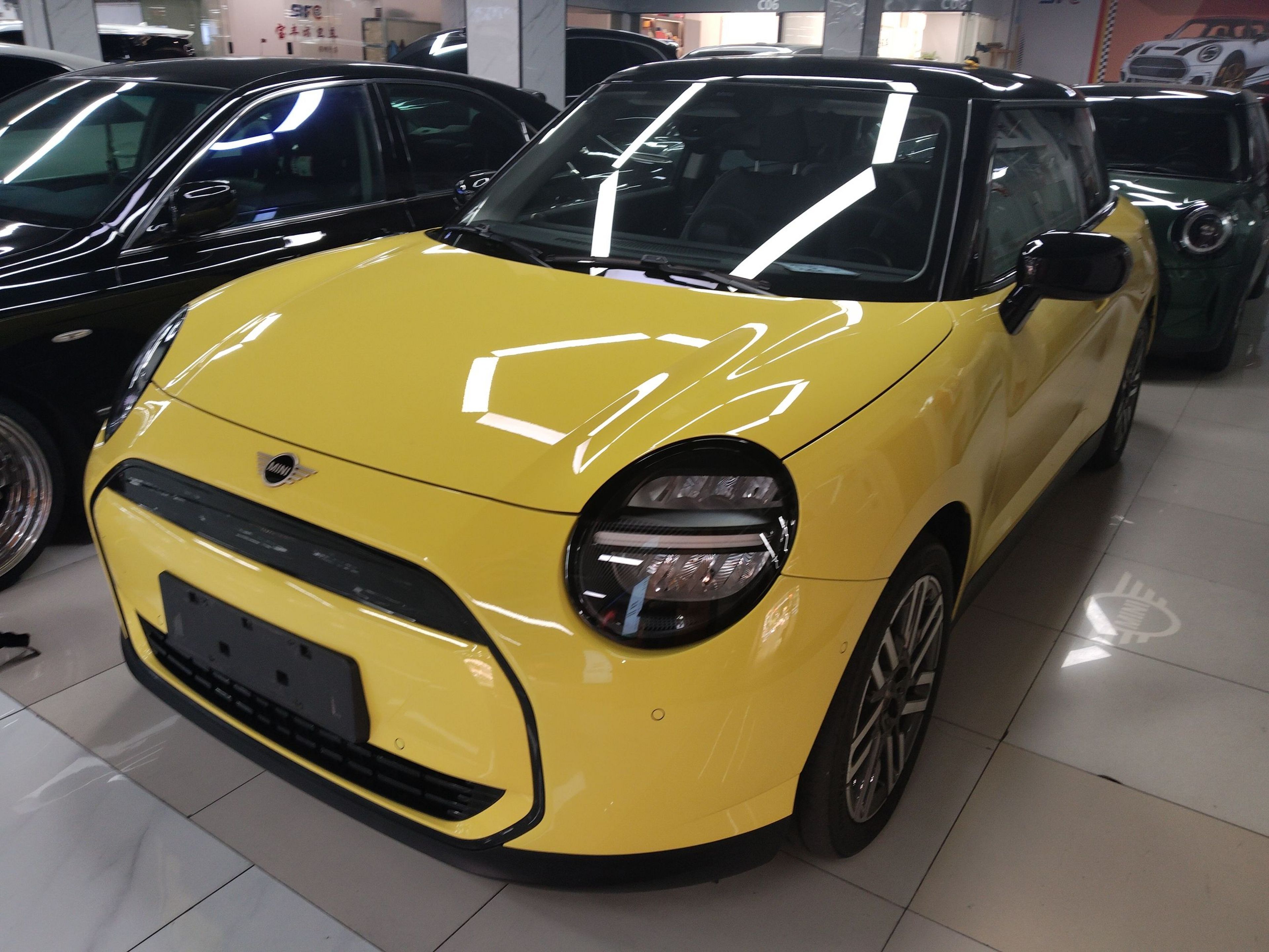 تحت مقدمة السيارة