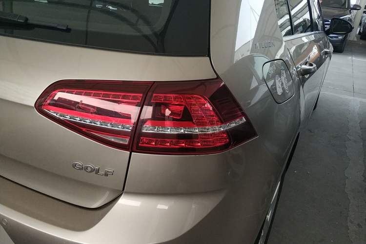 Used Volkswagen Golf 2017 1.6L Automatic Comfort Million-Vehicle Anniversary Edition
