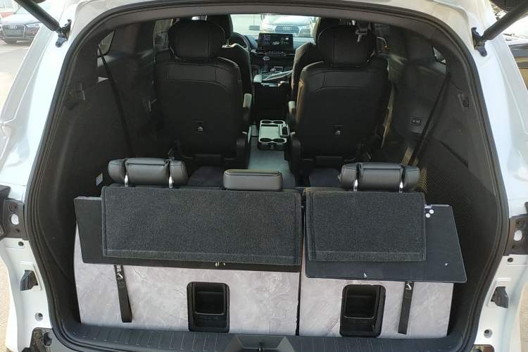 Used Toyota Sienna 2024 2.5L Hybrid Luxury Edition