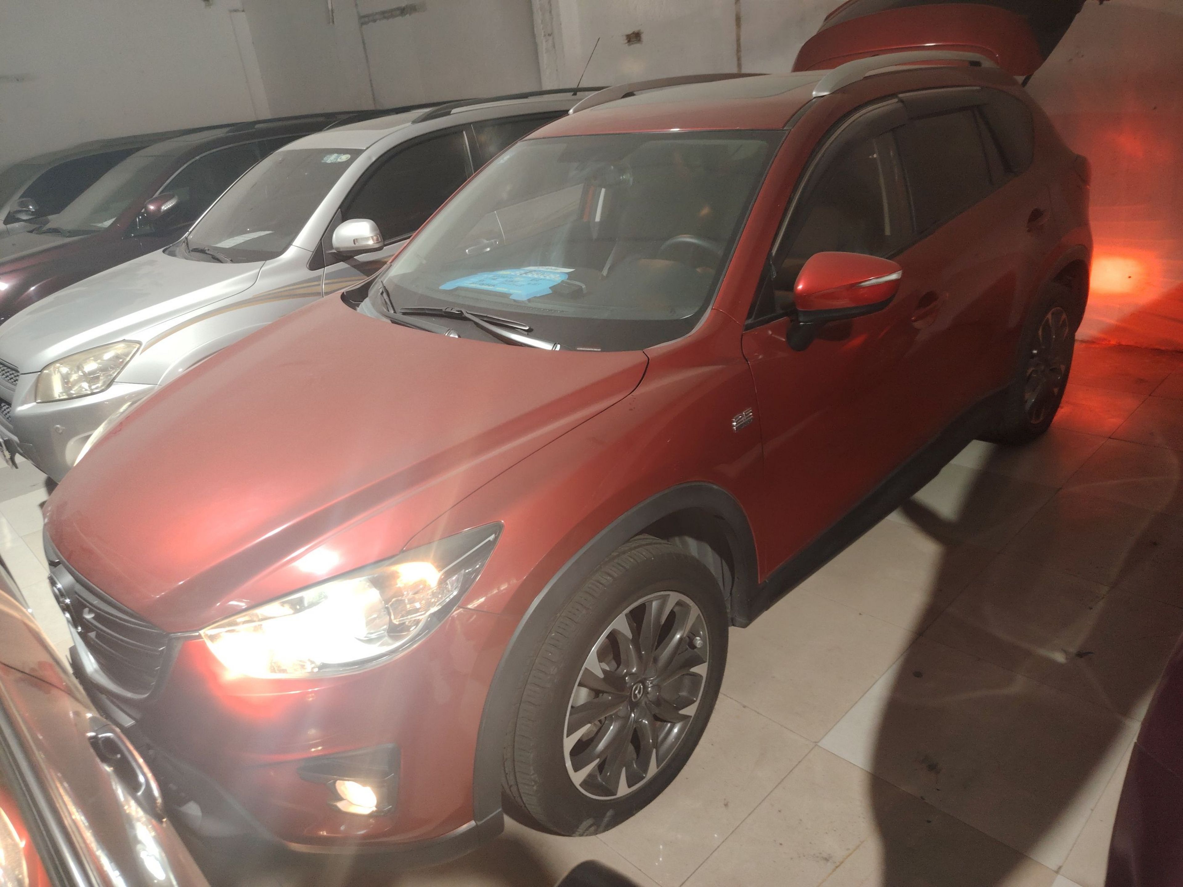 تحت مقدمة السيارة