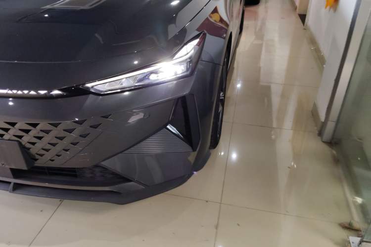 Used Changan UNI-V iDD 2024 Blue Whale Smart Electric iDD 136km ZhiKu Model
