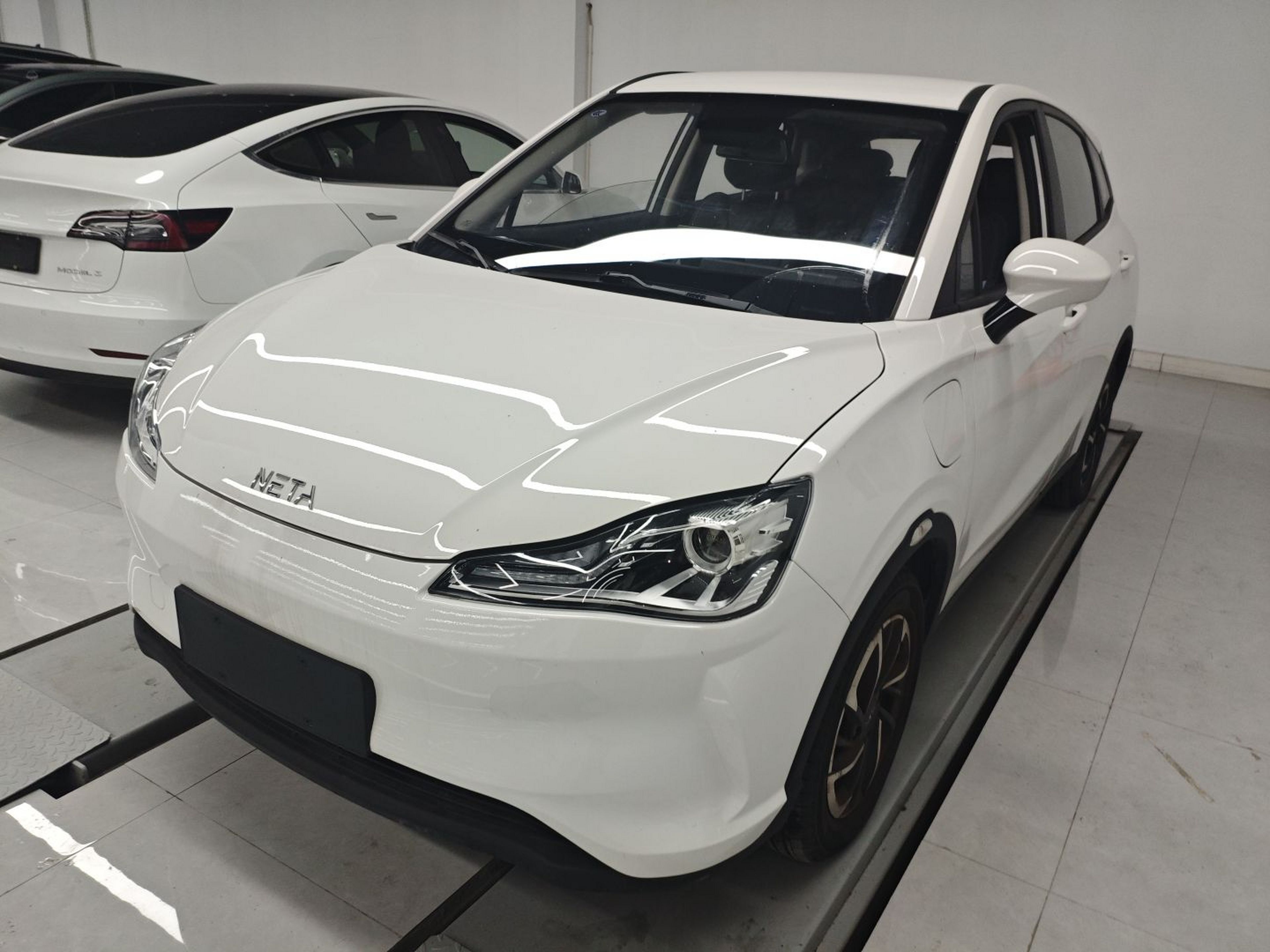 Под передней частью автомобиля