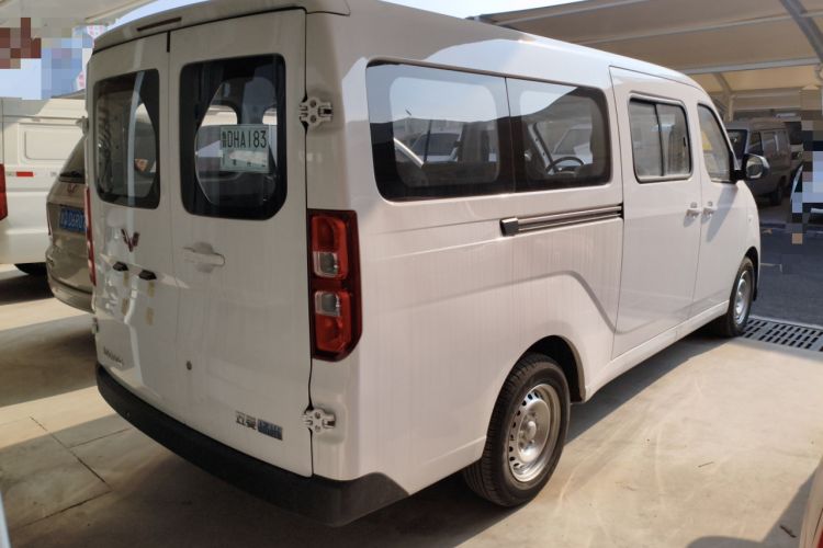 Used Wuling Yangguang 2024 300KM Comfort Version Passenger Van 75kW