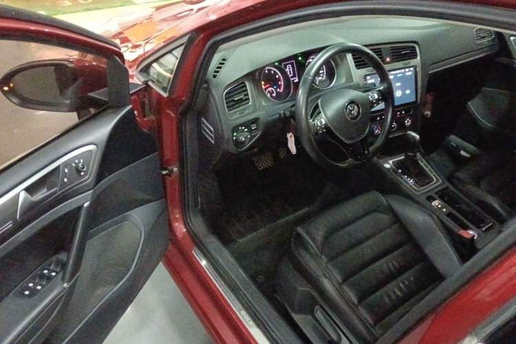 Used Volkswagen Golf 2016 230TSI Automatic Luxury Version
