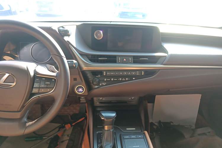 Used Lexus ES 2020 300h Premier Edition