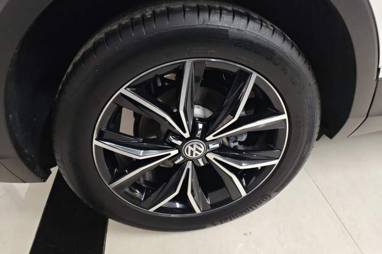 Used Volkswagen Tiguan L 2019 330TSI Automatic Two-Wheel Drive Smart Luxury Version China V Emission Standard
