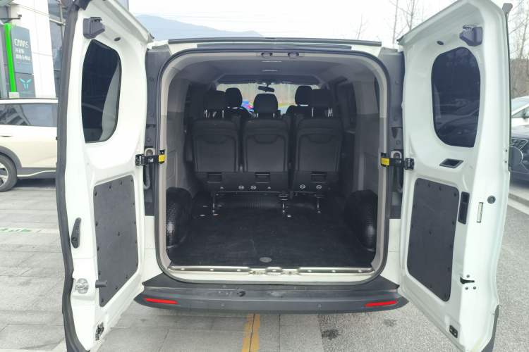 Used SAIC MAXUS Xintu V70 2023 2.0T Elite Edition Manual Transmission Short Wheelbase Low Roof 5/6 Seats (125 hp)
