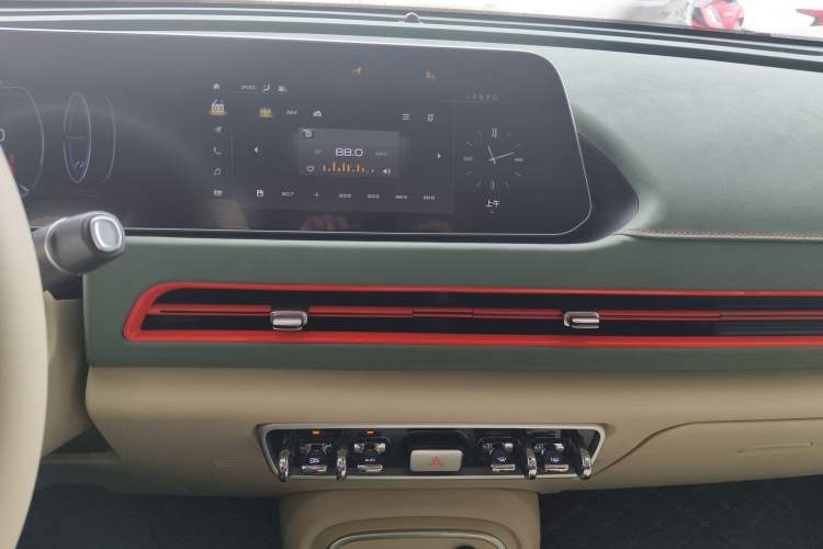 Used ORA Good Cat 2023 401 km Standard Range Luxury Version Lithium Iron Phosphate
