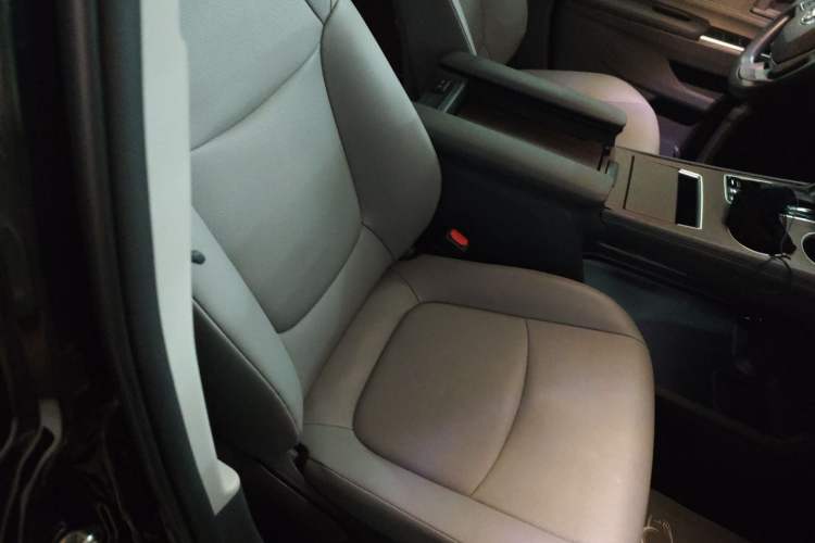 Used Toyota Granvia 2024 2.5L Hybrid Comfort Edition
