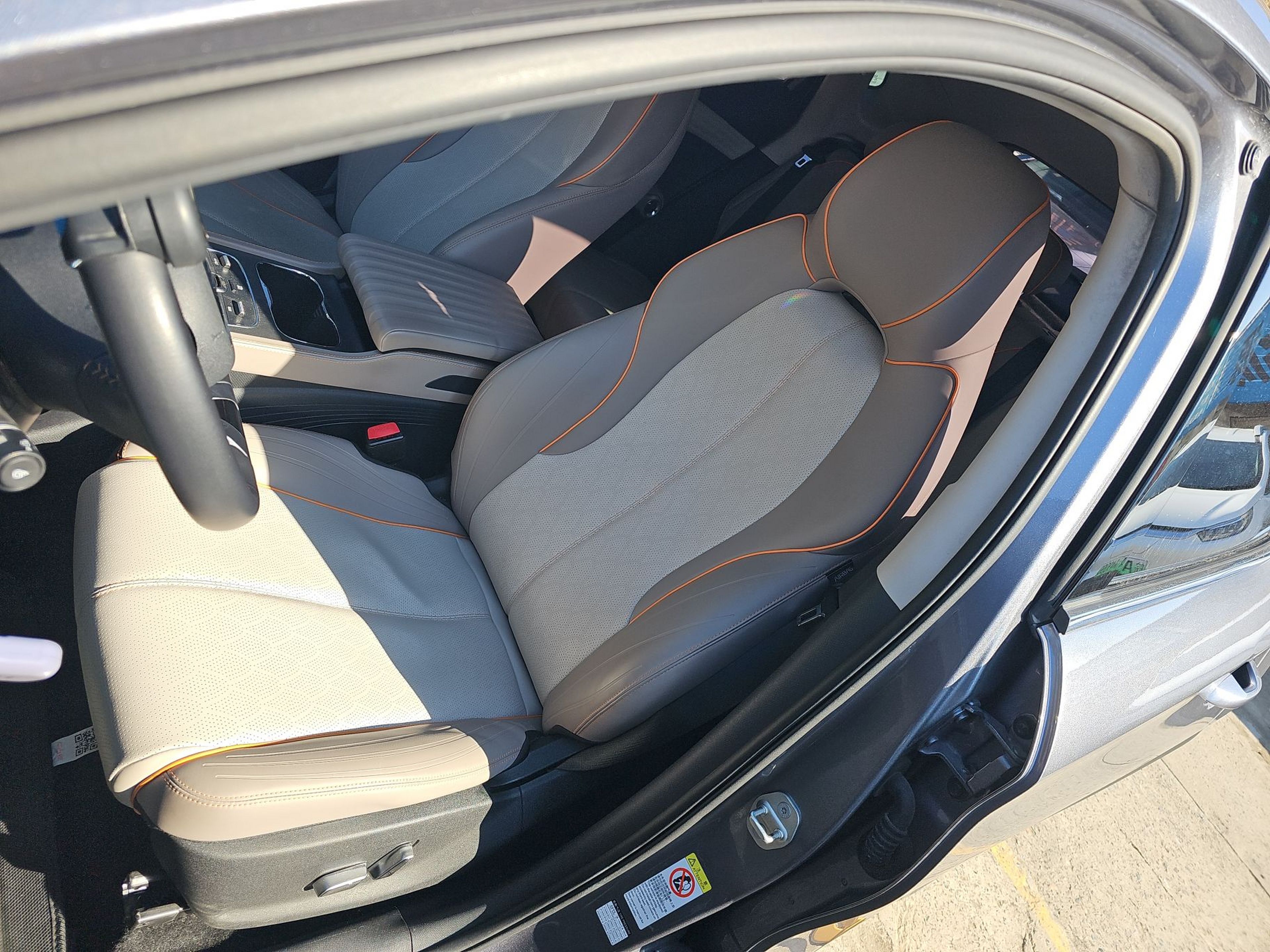 Переднее сиденье в автомобиле