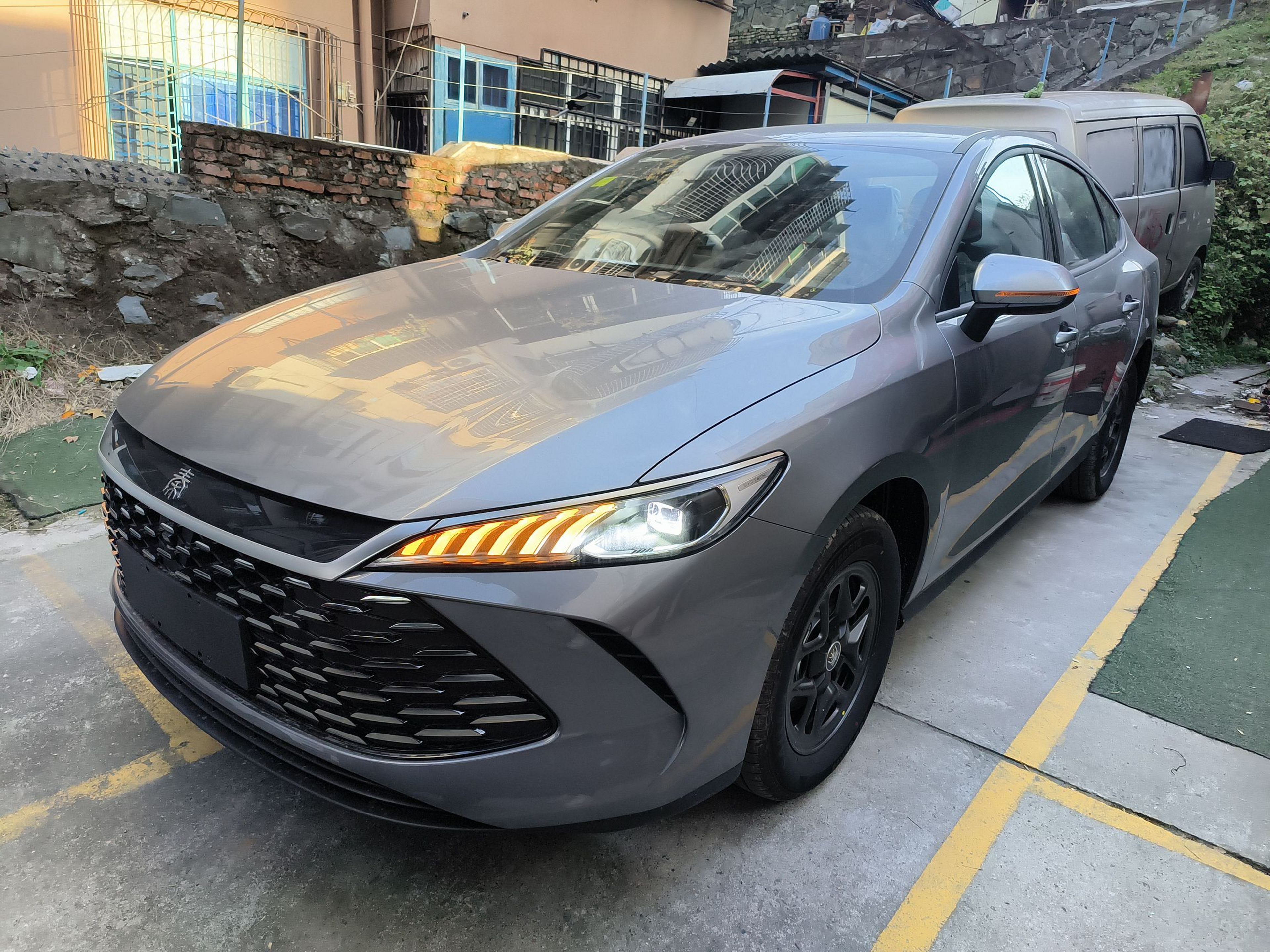 Под передней частью автомобиля