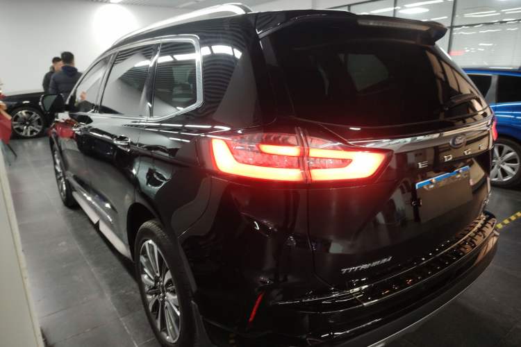 Used Ford Edge 2021 PLUS EcoBoost 245 Two-Wheel-Drive Titanium 7-Seater
