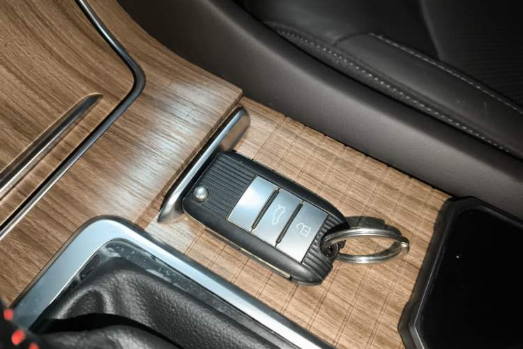 Used Roewe RX8 2019 30T Smart Connectivity Two-Wheel Drive Supreme Flagship Edition
