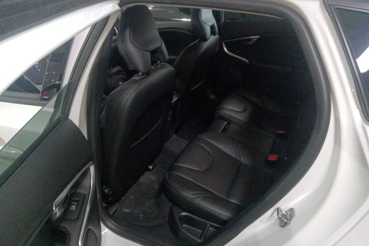 Used Volvo V40 2015 1.6T Zhiyi Edition
