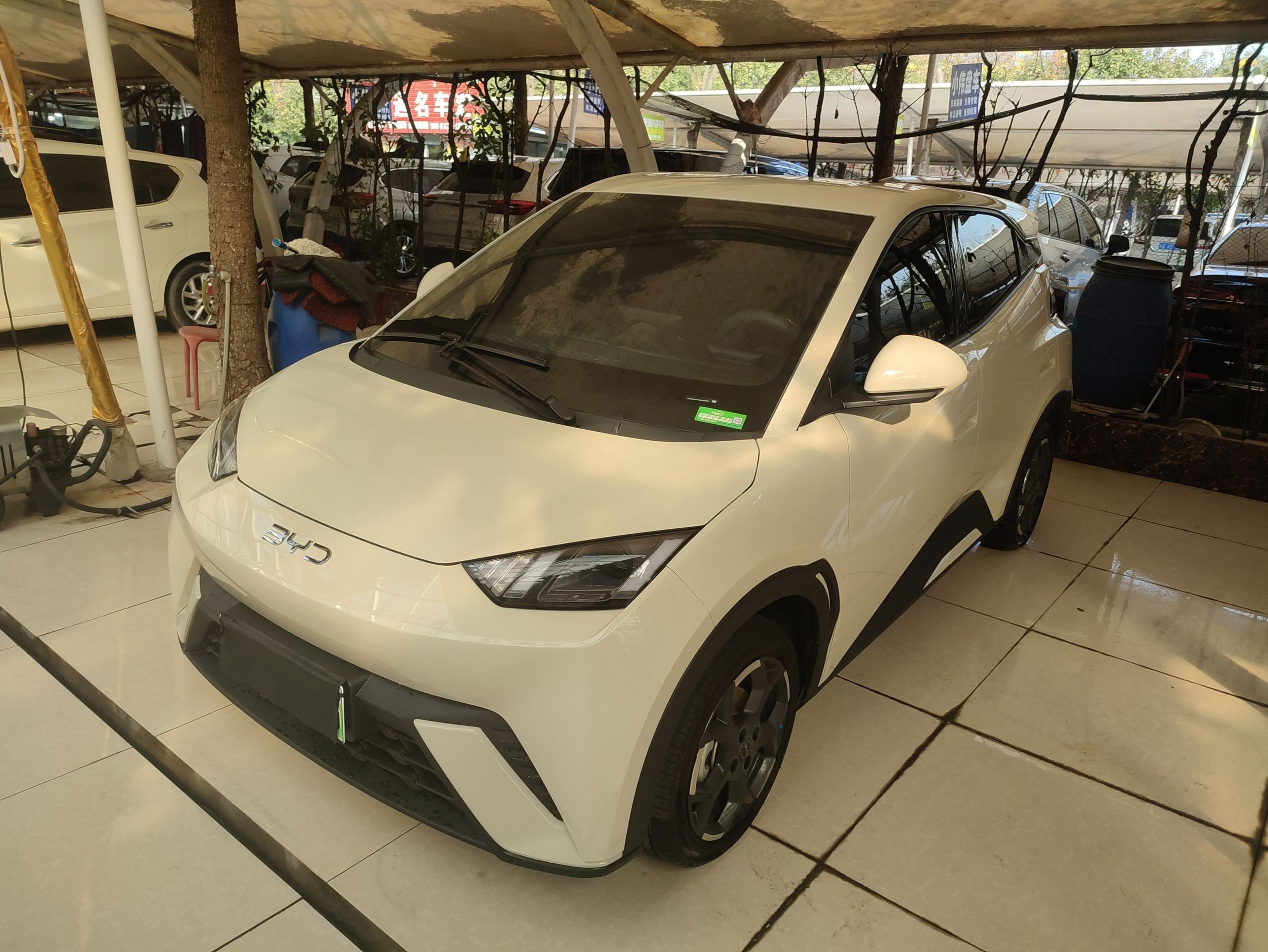 Под передней частью автомобиля