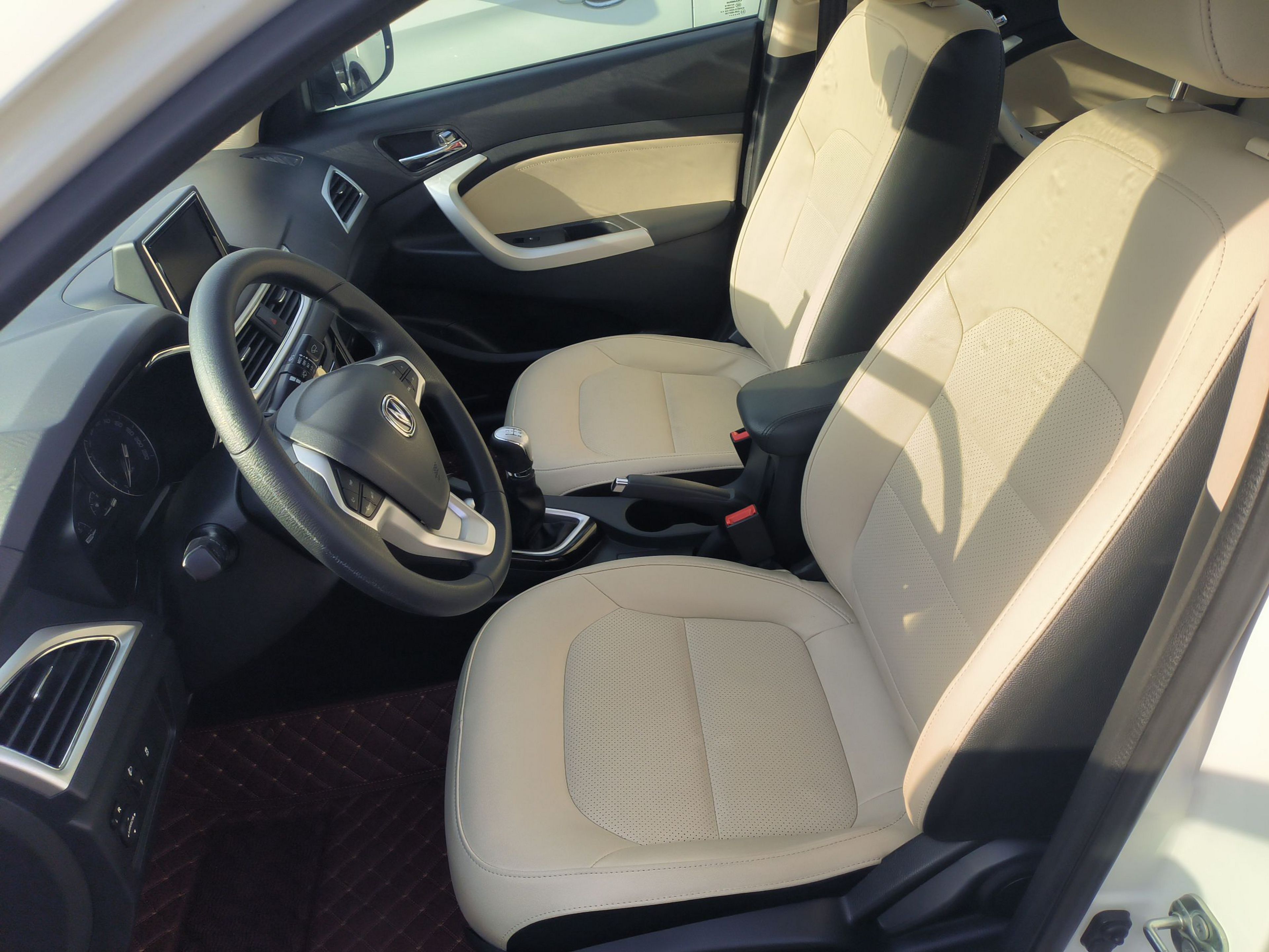 Переднее сиденье в автомобиле