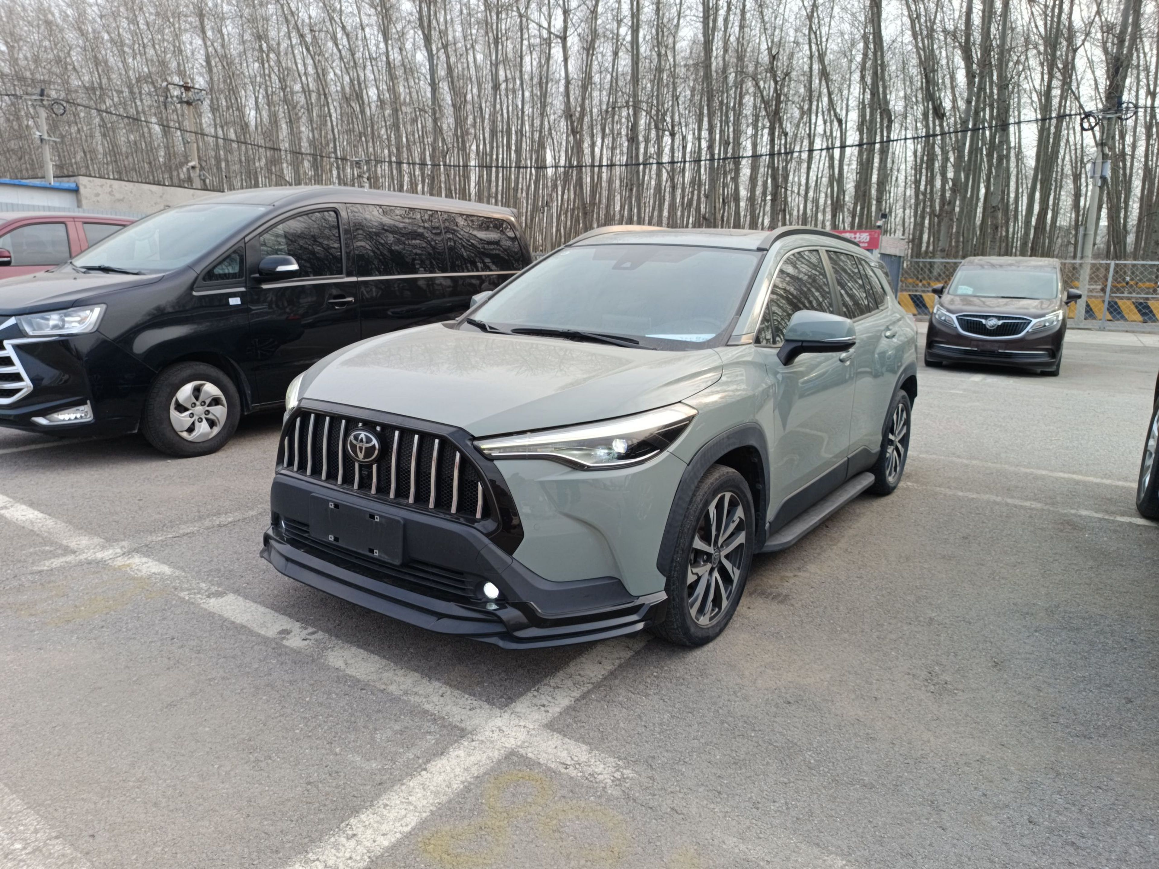 Под передней частью автомобиля