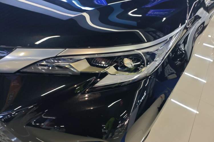 Used Toyota Granvia 2024 2.5L Hybrid Luxury Edition