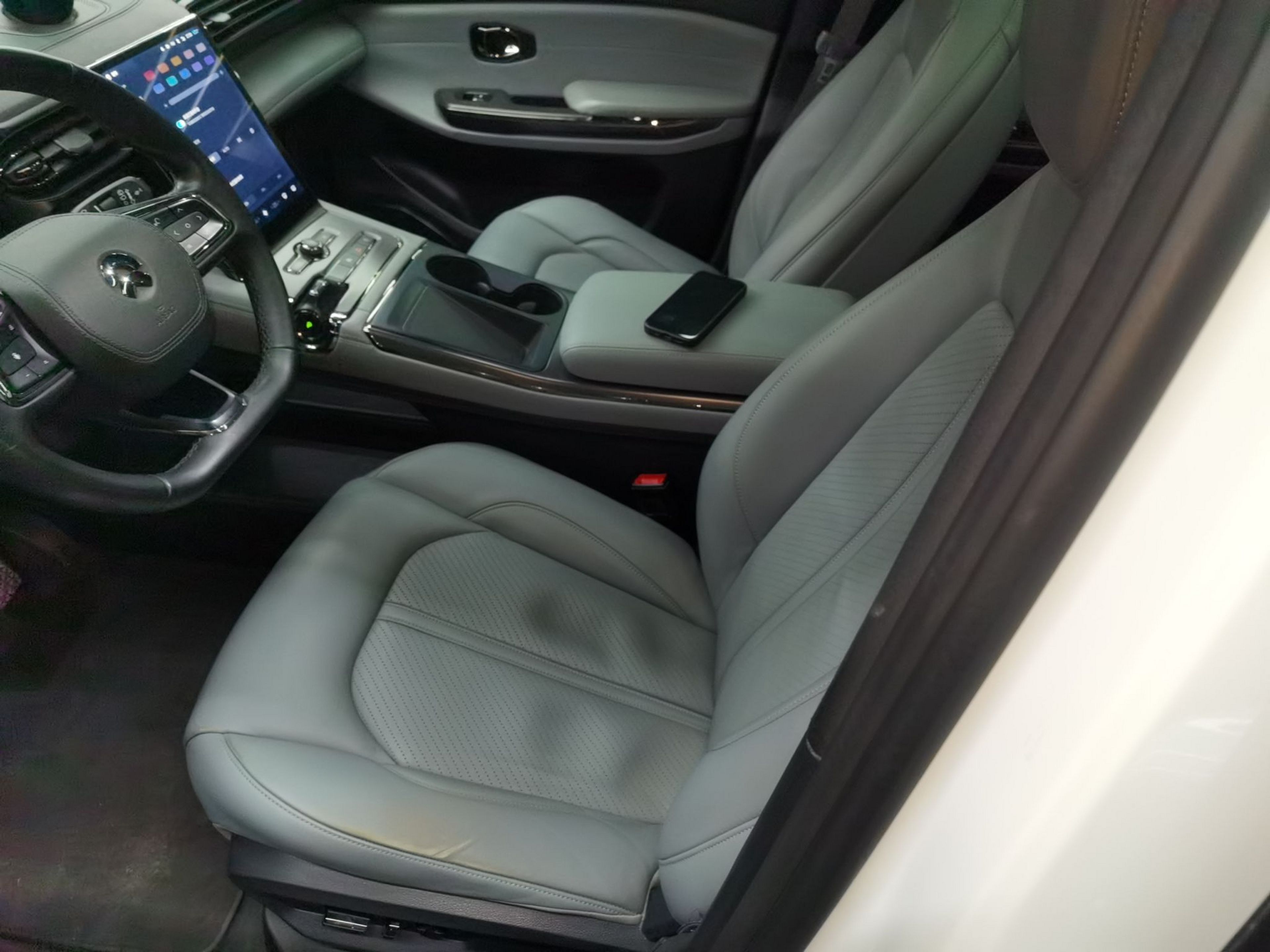 Переднее сиденье в автомобиле