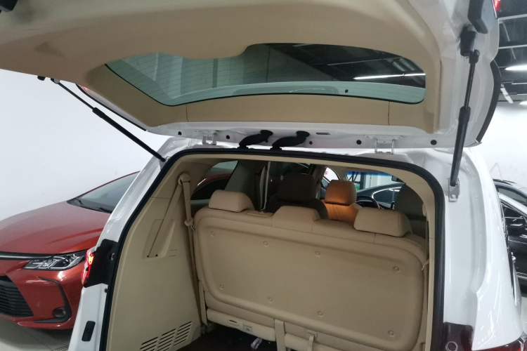 Used Buick GL8 2023 Facelifted Land Cruiser Executive Luxury Version