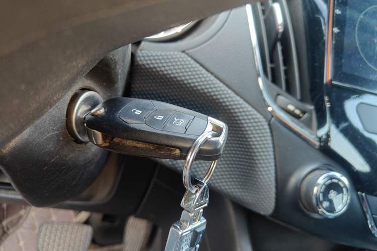 Used Chevrolet Cruze 2017 1.5L Automatic Pioneer Sunroof Edition
