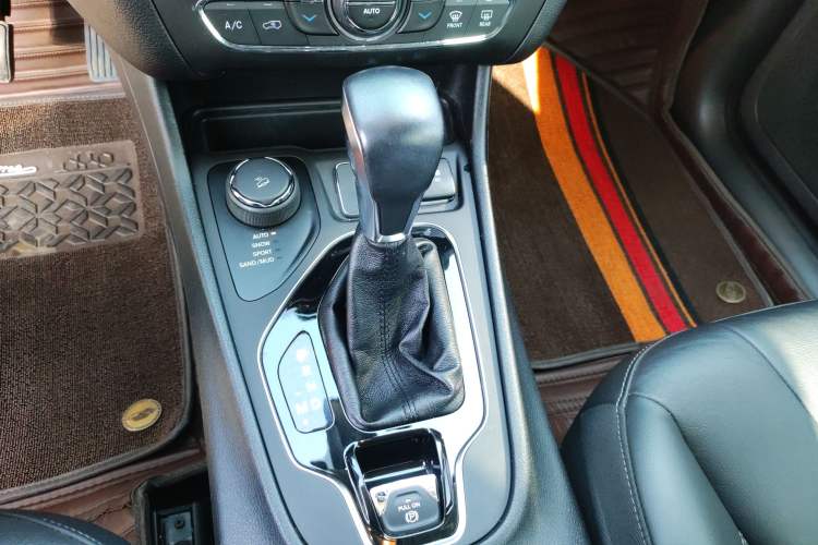 Used  Cherokee 2019 2.0T Four-Wheel Drive Explorer Edition China V